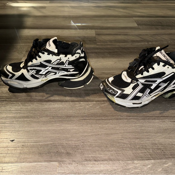 Balenciaga Runner - Picture 5 of 12